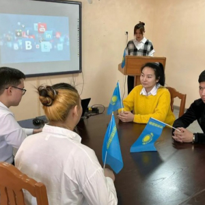 3 февраля 2022 года члены дебатного клуба организации самоуправления учебного колледжа имени М. Ауэзова провели дискуссию на тему &quot;вред   и пользы социальной сети&quot;.