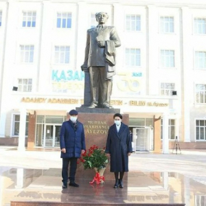 10 февраля 2022 года д.э.н., профессор, президент Ассоциации вузов Казахстана, ректор университеиа &quot;Туран&quot; Алшанов Рахман Алшанович встретился со студентами университета и школьниками города Шымкент.