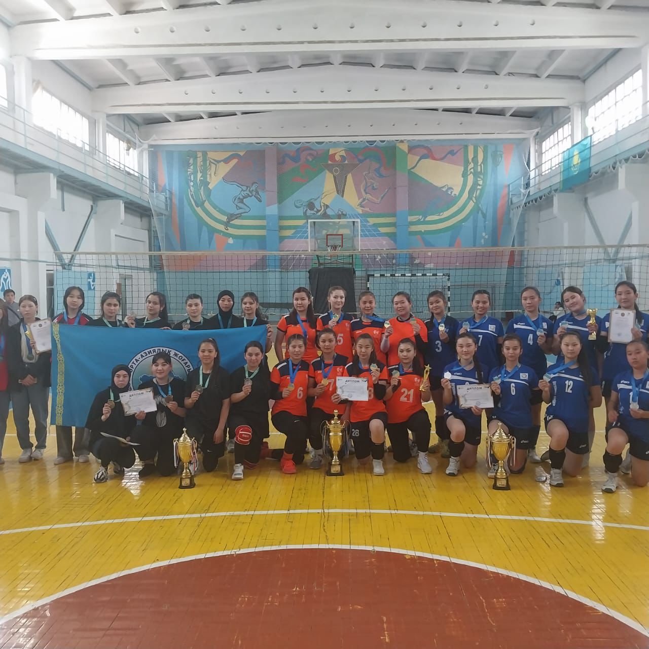 23-26 сәуір күні аралығында М.Әуезов атындағы ОҚУ колледжінің қыздар командасы волейболдан қала аралық ашық турнирден 1 орын алды.