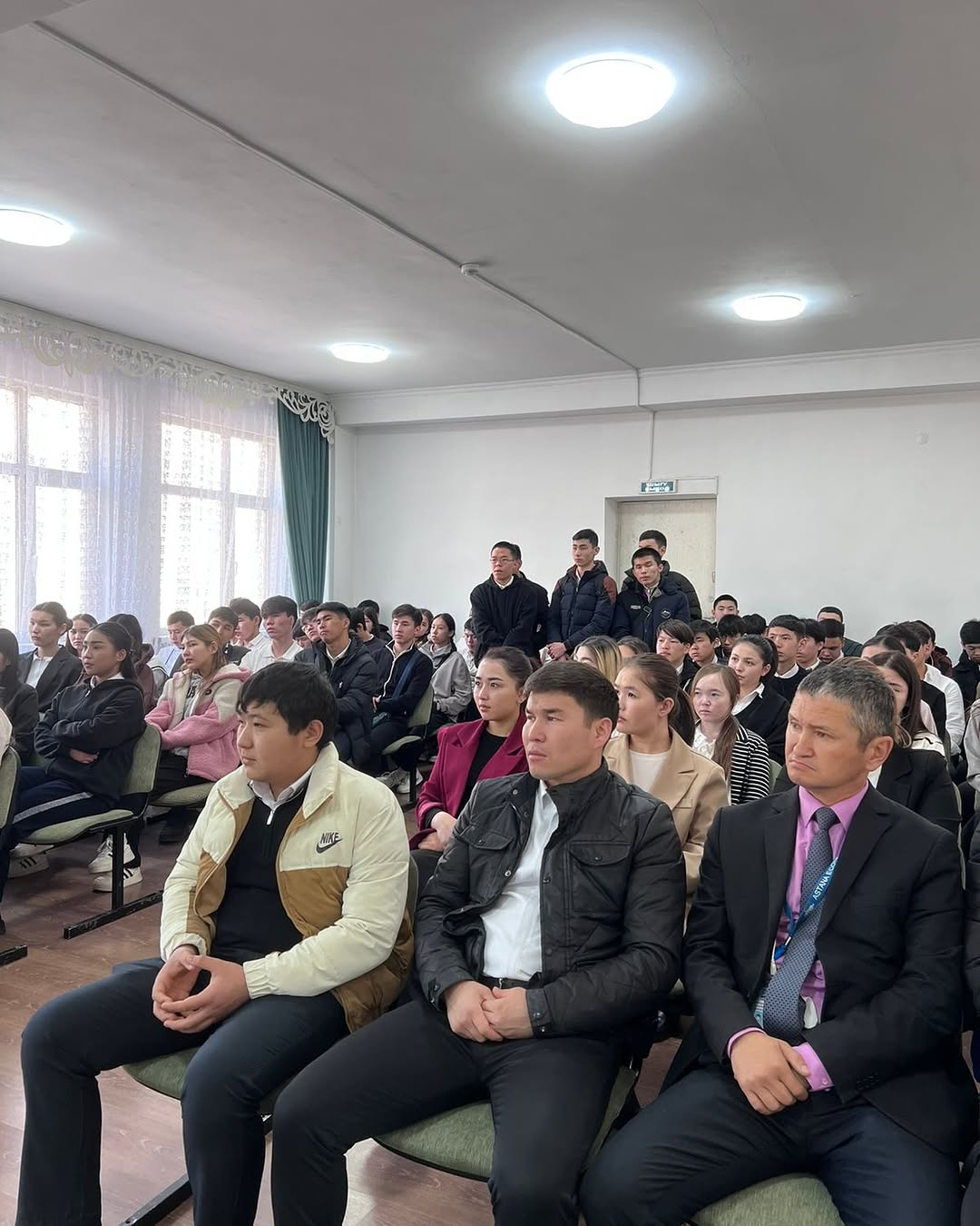 A Meeting on Promoting a Healthy Lifestyle Was Held at the College.