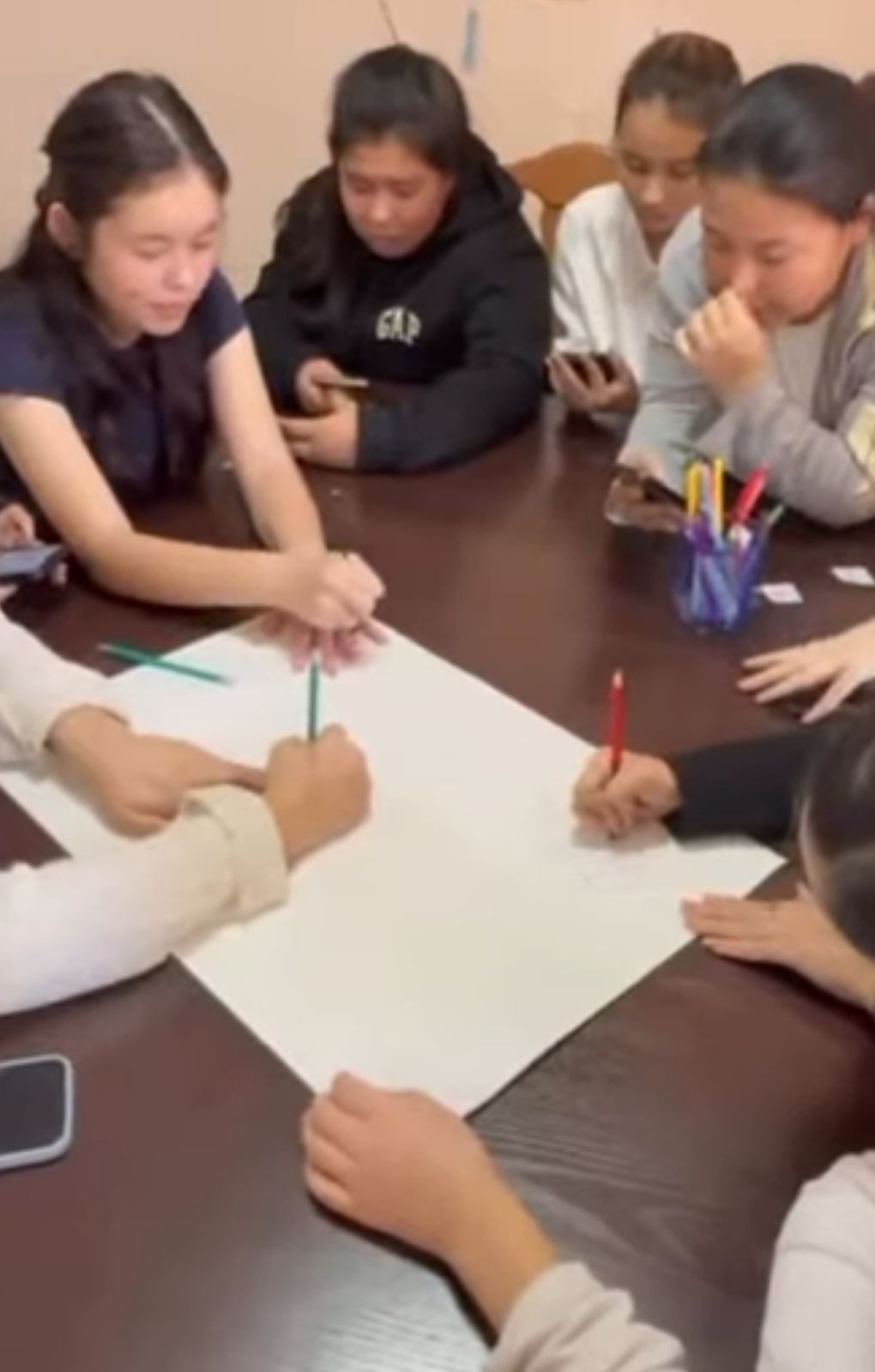 М. Әуезов атындағы ОҚУ- колледжінің ББн-24-1к тобымен психолог - А. Ә. Тәңірбергеннің ұйымдастыруымен “Цифрлық Зорлық-зомбылықтың алдын алу 16 белсенді күн” аясында өткізілген тренинг. Мақсаты: Білім алушылар өз құқықтары мен қауіпсіздік ережелерін ұғыну,