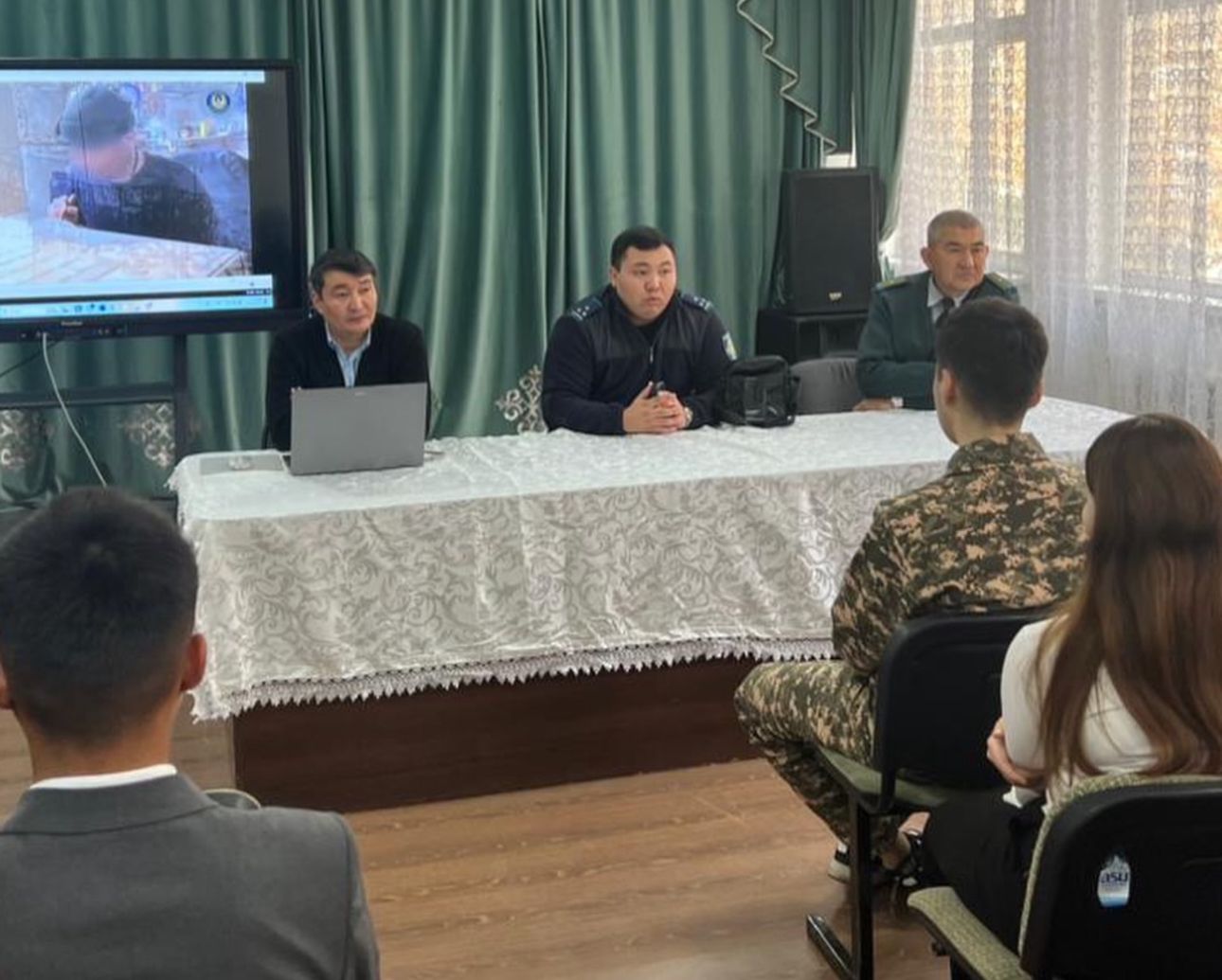 М.Әуезов атындағы ОҚУ колледжінің білім алушыларына Шымкент ҚПД Тұран АПБ УПИ полиция аға лейтенанты Жантуғанов Нұрислам Асқаровичпен кесдесу өткізілді. 