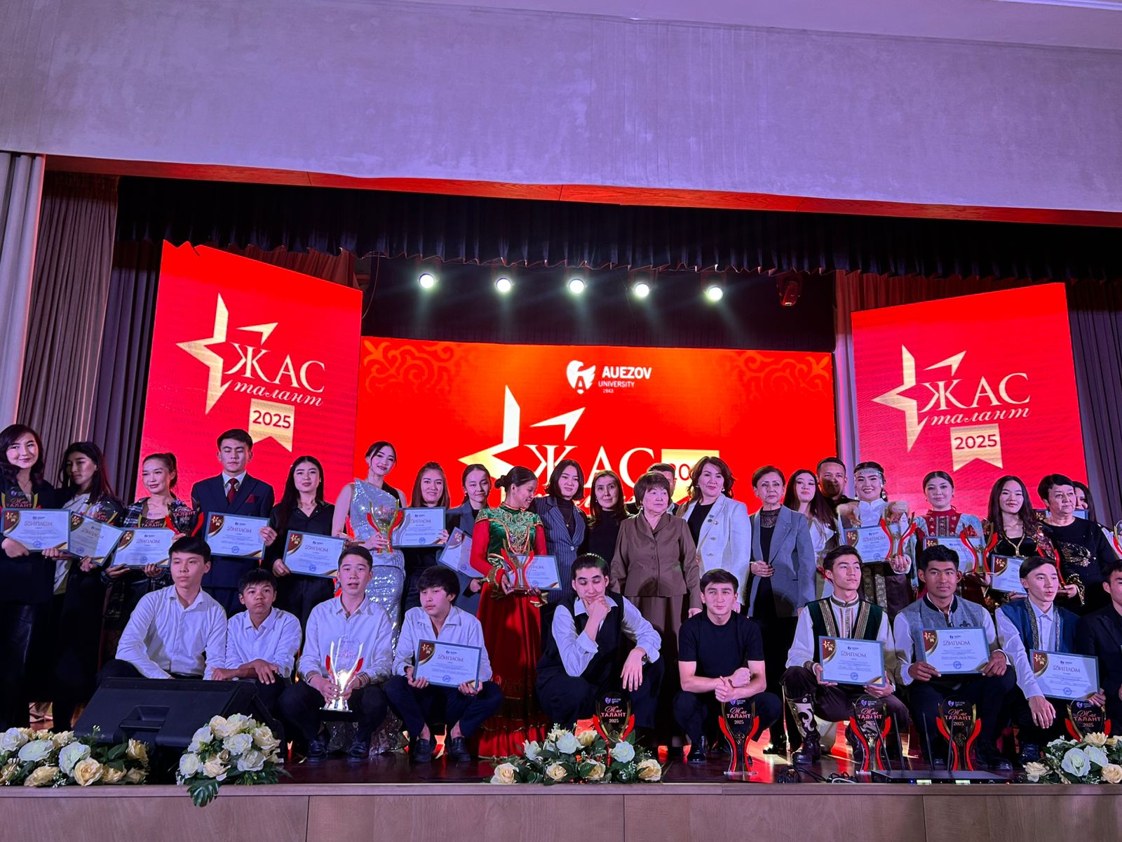 М. Әуезов атындағы ОҚУ колледж студенттері университет ұйымдастырған «Жас талант 2025» конкурсында жоғары нәтижелер көрсетті. 